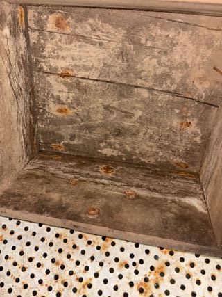 Baule antico in legno e metallo