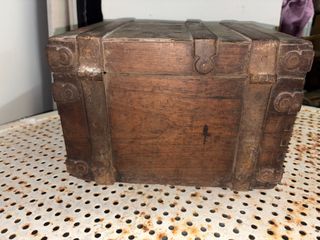Baule antico in legno e metallo