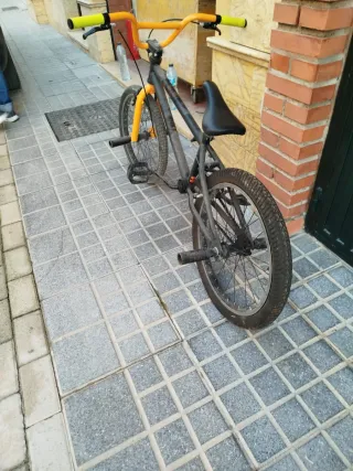 BMX negra con detalles naranja