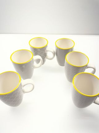 Seis tazas de porcelana gris a estrenar