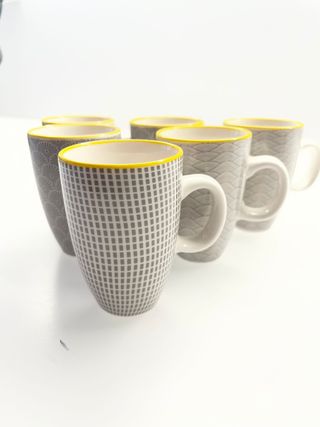 Seis tazas de porcelana gris a estrenar