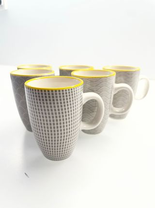 Seis tazas de porcelana gris a estrenar