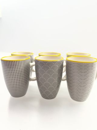 Seis tazas de porcelana gris a estrenar