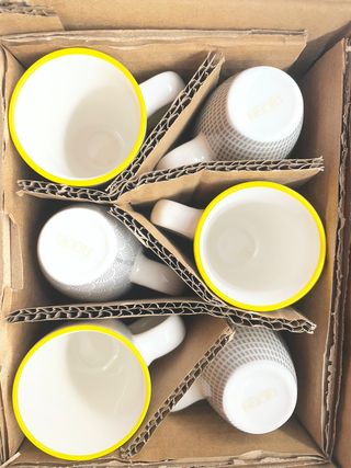 Seis tazas de porcelana gris a estrenar