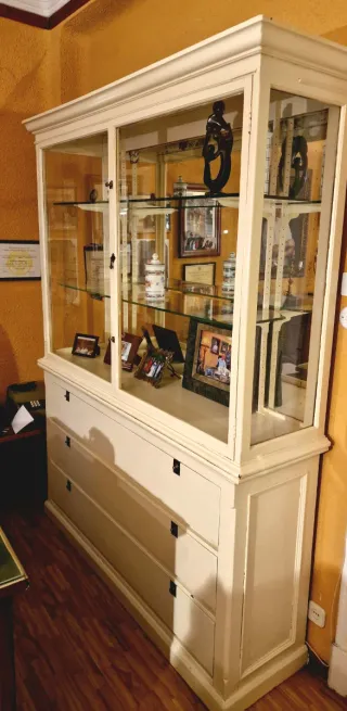 Armario vitrina de madera y cristal