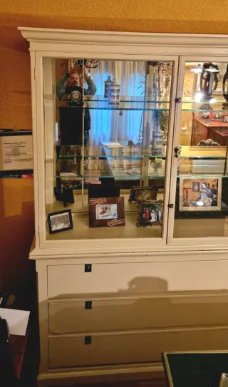 Armario vitrina de madera y cristal