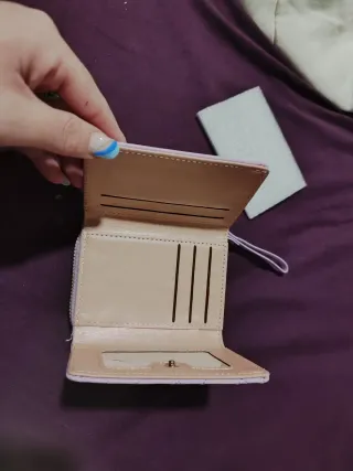 Cartera malva acolchada con asa