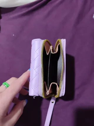 Cartera malva acolchada con asa