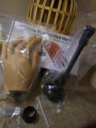 Mano de práctica para uñas