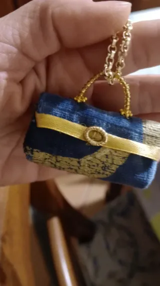 Portachiavi borsa blu e oro