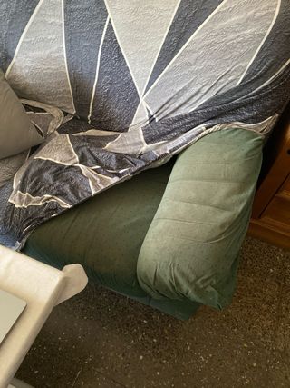 Dos sofás de tela en buen estado.