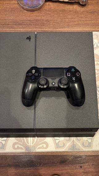 PS4 (Playstation 4) Negra con Juegos