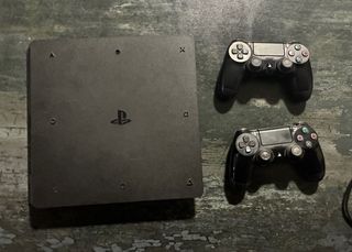 PS4 Slim 1TB Nera + 2 Controller