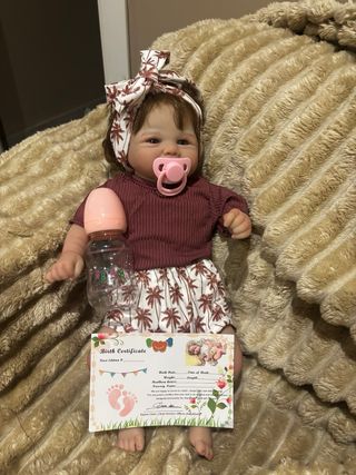 Bambola reborn realistica con biberon e ciuccio