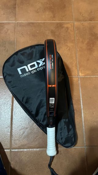 Pala Nox AT10 Genius 18K 2025 Agustín Tapia