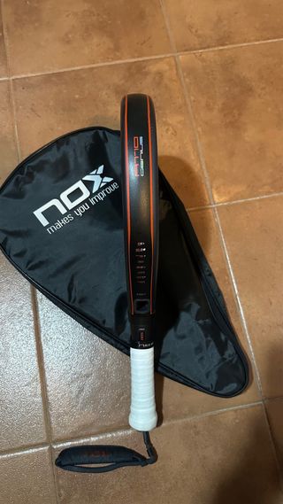 Pala Nox AT10 Genius 18K 2025 Agustín Tapia