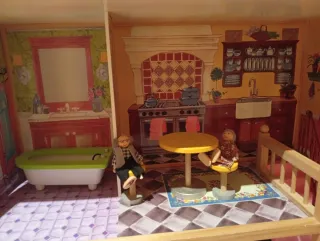 Casita de muñecas de madera