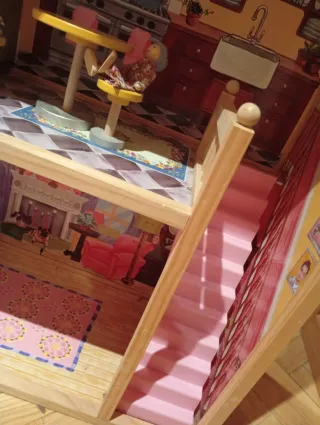 Casita de muñecas de madera