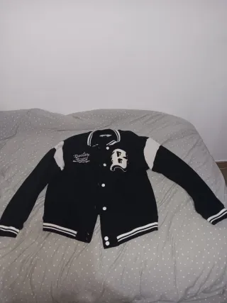Chaqueta bomber negra y blanca