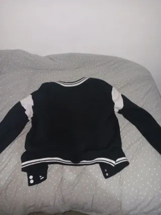 Chaqueta bomber negra y blanca