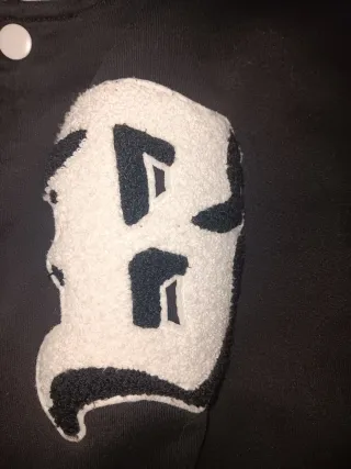 Chaqueta bomber negra y blanca