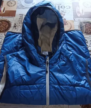Anorak blu per escursionismo