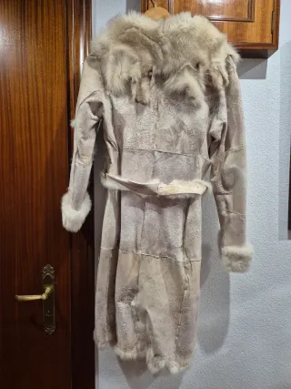 Abrigo de pelo crema con cinturón