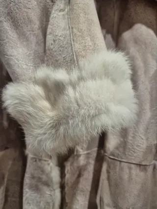 Abrigo de pelo crema con cinturón