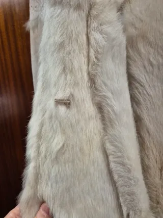 Abrigo de pelo crema con cinturón