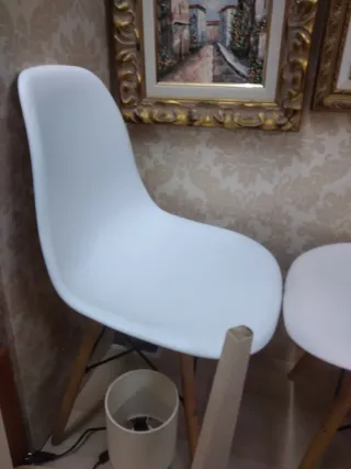 Sillas blancas de plástico y madera