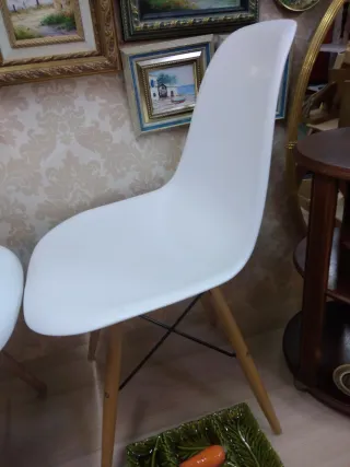 Sillas blancas de plástico y madera