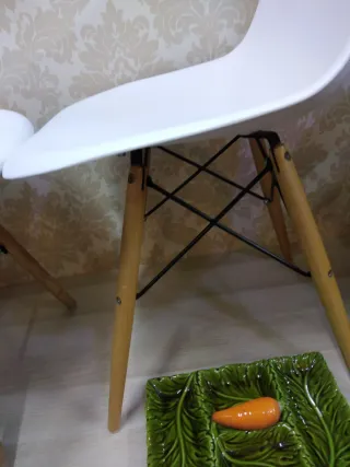 Sillas blancas de plástico y madera