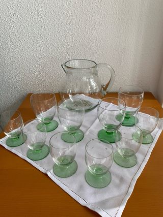 Set di bicchieri vintage con 10 calici e caraffa verde