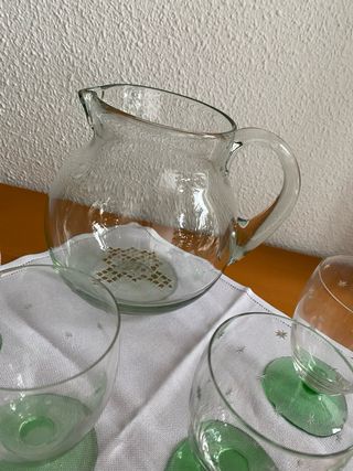 Set di bicchieri vintage con 10 calici e caraffa verde
