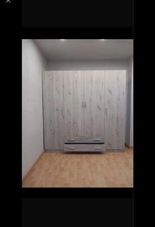 Armario de madera beige y marrón