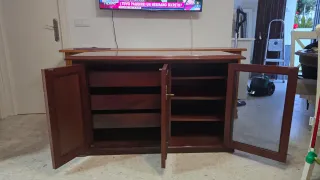 Mueble aparador madera y puerta de cristal