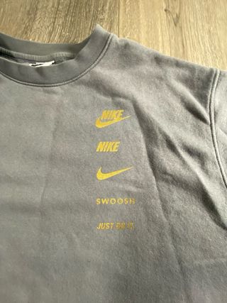 Sudadera Nike Gris Multilogo Dorado