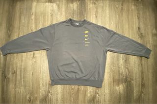Sudadera Nike Gris Multilogo Dorado