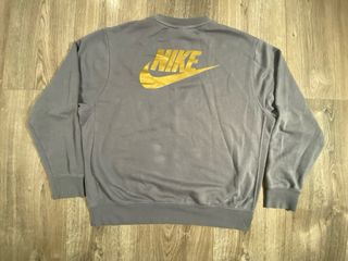 Sudadera Nike Gris Multilogo Dorado