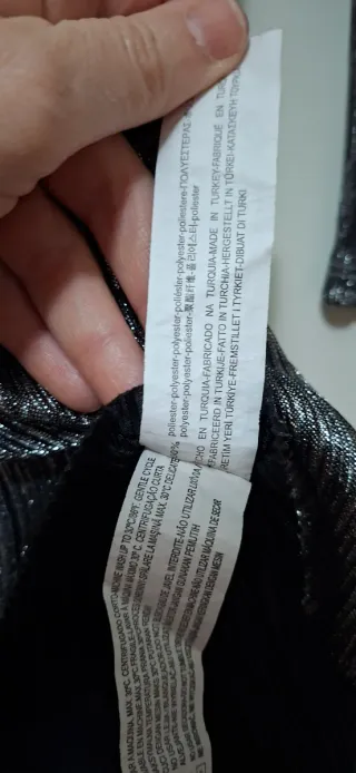 Camiseta plateada, media manga.