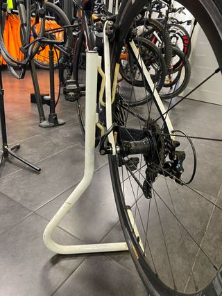 Soporte de bicicleta blanco