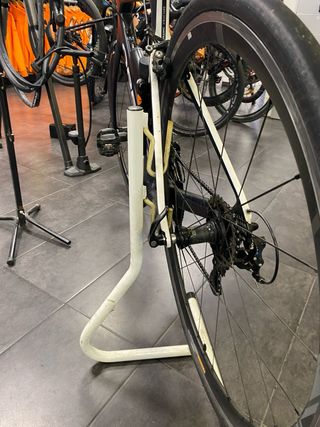 Soporte de bicicleta blanco