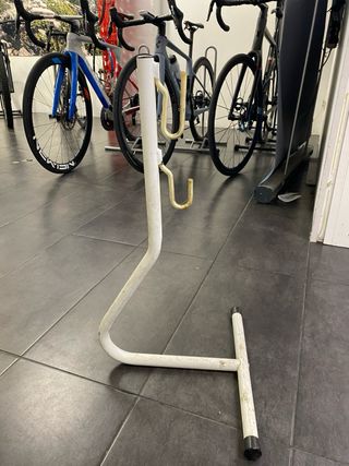 Soporte de bicicleta blanco