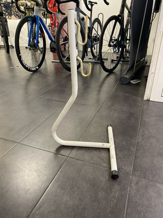 Soporte de bicicleta blanco