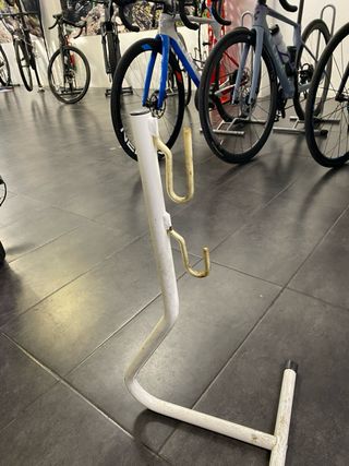 Soporte de bicicleta blanco