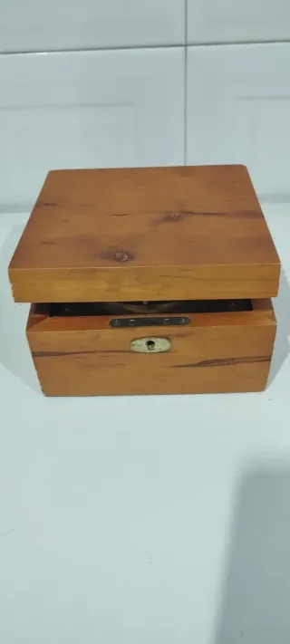 Reloj de sobremesa en caja de madera