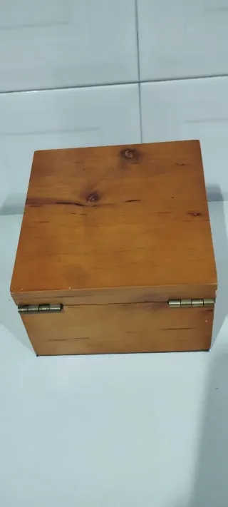 Reloj de sobremesa en caja de madera