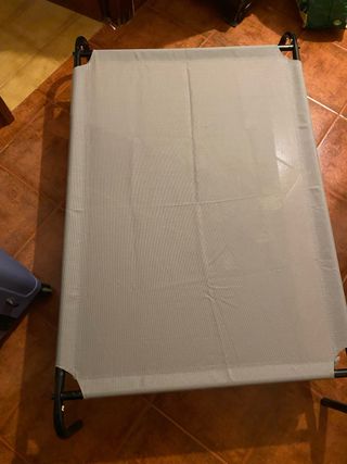 Letto per cani grigio e nero