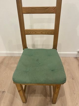 Set di 4 sedie in legno IKEA (con cuscino verde)