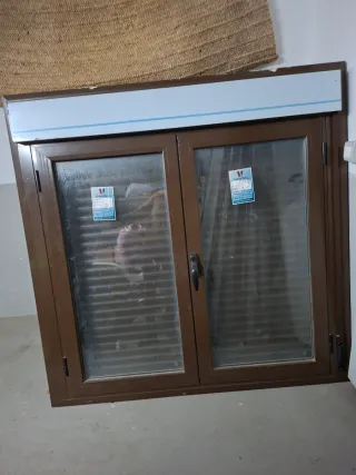 Ventana de aluminio marrón